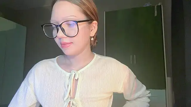 EmiIyKitty online show from November 2025 08:11:02 PM