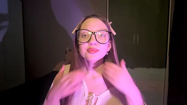 EmiIyKitty online show from November 2025 07:24:01 PM