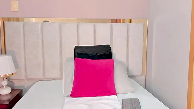 AriadnaHolt online show from December 2025 03:17:01 PM