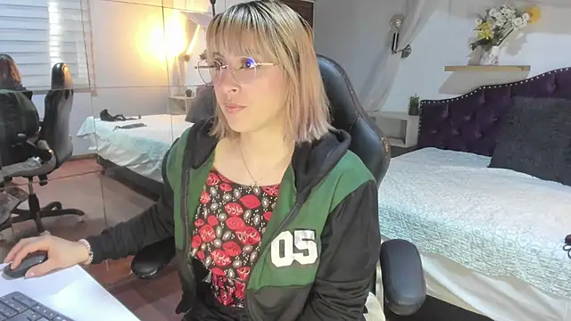 sophialyh 1 online show from March 2026 12:44:01 PM