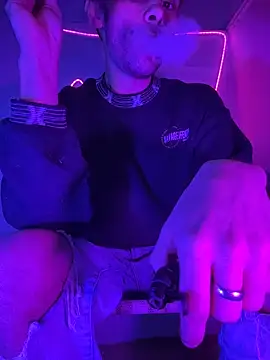 highinhtxx online show from November 2025 01:00:02 PM