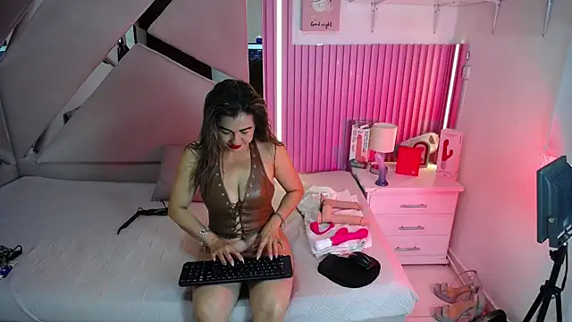 chloe  Jones  online show from July 2026 02:09:01 PM