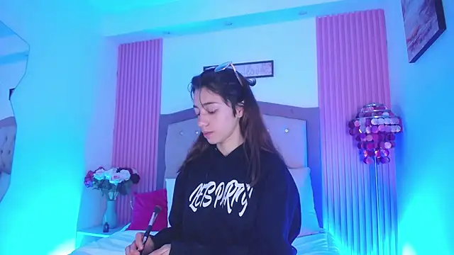 MarinetteLux online show from April 2026 08:09:02 PM