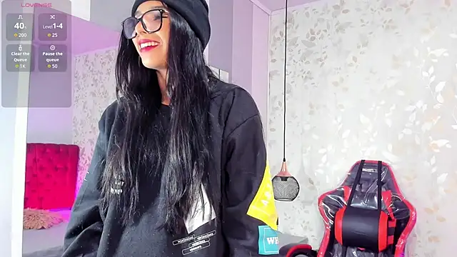 Luciaoregon online show from October 2025 02:07:01 PM