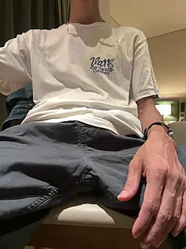Snapshot of HenryLee1983-cums chatting on May 2026 01:50:01 PM HenryLee1983-cums online show from May 2026 01:50:01 PM