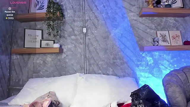 Nikolbrice online show from December 2025 07:20:02 PM