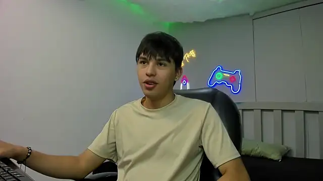 StiwenTwink online show from December 2025 07:43:01 PM