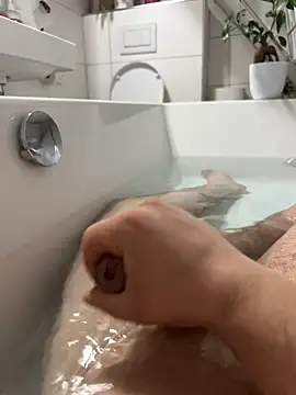 Snapshot of DomnHuan chatting on October 2025 06:40:02 PM DomnHuan online show from October 2025 06:40:02 PM