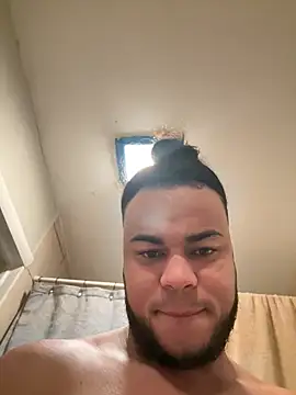 familia0210 online show from October 2025 10:52:01 PM