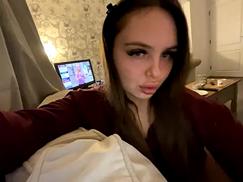 Snapshot of EllaStarrxxx chatting on November 2025 12:33:01 AM EllaStarrxxx online show from November 2025 12:33:01 AM