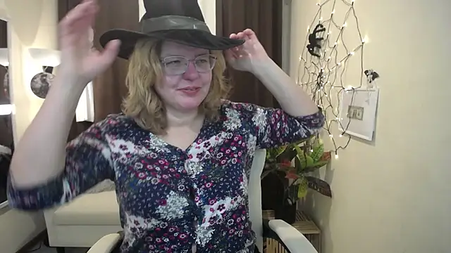 VestaWoody online show from October 2025 06:59:01 AM