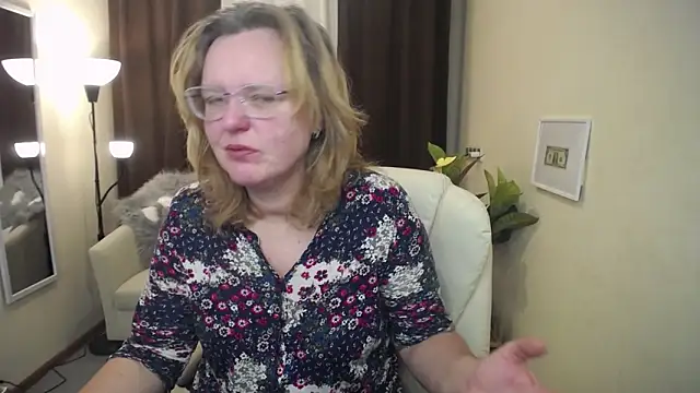 VestaWoody online show from November 2025 07:03:01 AM