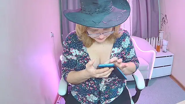 VestaWoody online show from November 2025 07:19:01 AM