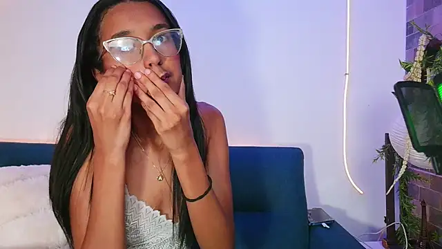 Snapshot of luna_valen chatting on April 2026 03:21:02 AM luna valen online show from April 2026 03:21:02 AM