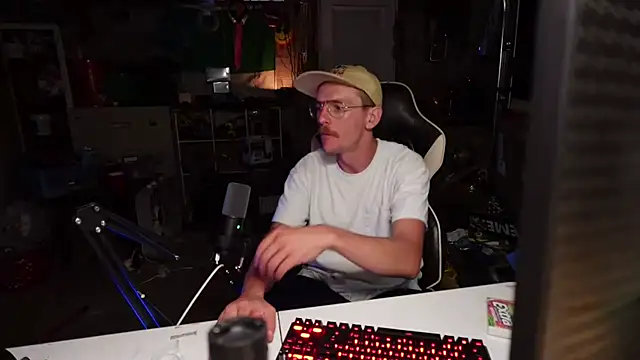 Snapshot of AverageMaleJay chatting on October 2025 02:32:01 AM AverageMaleJay online show from October 2025 02:32:01 AM