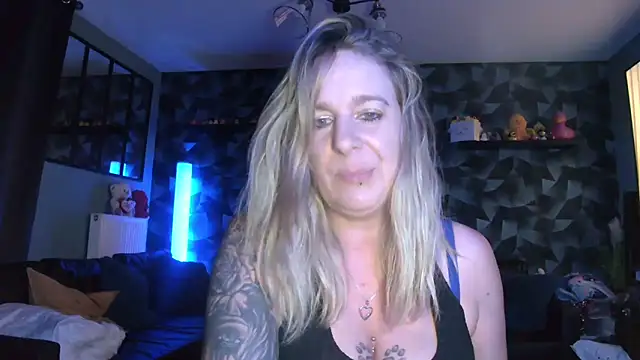 Delichieuse5 online show from June 2026 07:57:01 PM