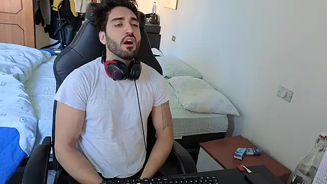 Snapshot of Al3xox02 chatting on April 2026 12:13:01 PM Al3xox02 online show from April 2026 12:13:01 PM