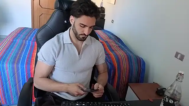 Snapshot of Al3xox02 chatting on April 2026 11:58:01 AM Al3xox02 online show from April 2026 11:58:01 AM