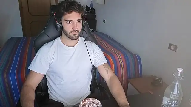 Snapshot of Al3xox02 chatting on April 2026 05:40:02 PM Al3xox02 online show from April 2026 05:40:02 PM