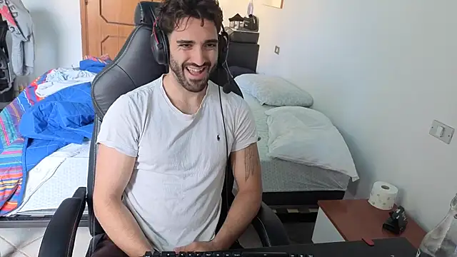 Snapshot of Al3xox02 chatting on April 2026 01:06:02 PM Al3xox02 online show from April 2026 01:06:02 PM