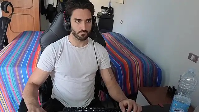 Snapshot of Al3xox02 chatting on April 2026 01:40:01 PM Al3xox02 online show from April 2026 01:40:01 PM