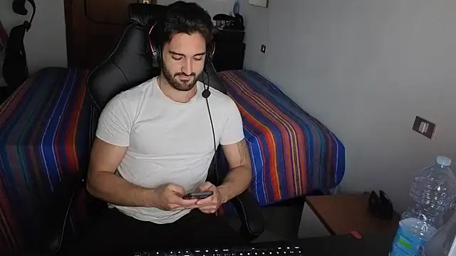 Snapshot of Al3xox02 chatting on April 2026 07:58:02 PM Al3xox02 online show from April 2026 07:58:02 PM