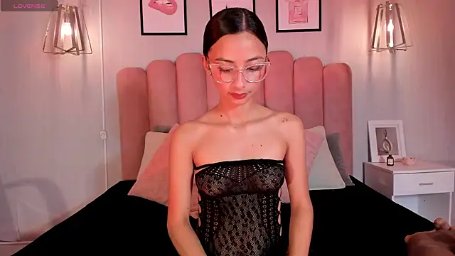Snapshot of lena_martinn chatting on May 2026 07:33:01 PM lena martinn online show from May 2026 07:33:01 PM
