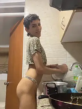 SiaraRealist online show from November 2025 09:17:02 PM