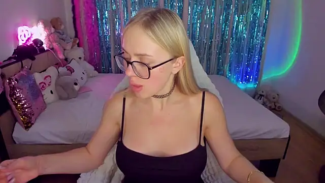 CeaneLino online show from November 2025 07:03:01 PM