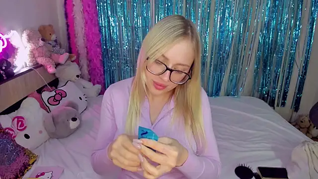 CeaneLino online show from November 2025 02:33:01 AM