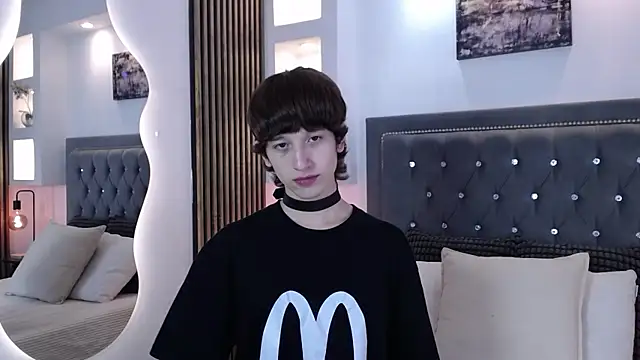Snapshot of Emo_Boy_ chatting on April 2026 08:33:01 PM Emo Boy online show from April 2026 08:33:01 PM