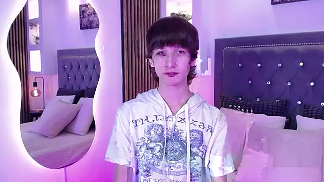 Snapshot of Emo_Boy_ chatting on April 2026 08:33:01 PM Emo Boy online show from April 2026 08:33:01 PM