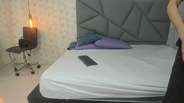 nicollandjhon online show from February 2026 11:50:01 AM