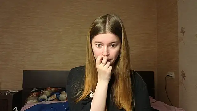 Snapshot of EmiliaCouple chatting on June 2026 11:32:02 AM EmiliaCouple online show from June 2026 11:32:02 AM