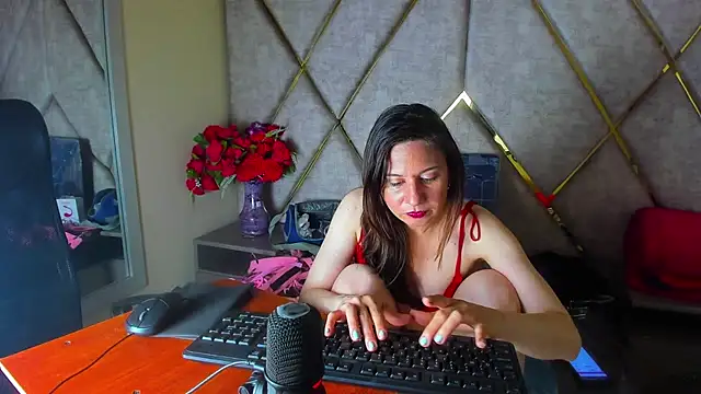 Snapshot of Kylie_Bloom chatting on April 2026 08:47:01 PM Kylie Bloom online show from April 2026 08:47:01 PM