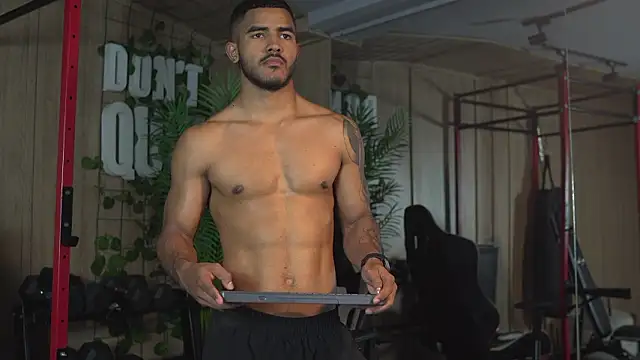 Snapshot of Reik_Vonn chatting on February 2026 12:20:01 PM Reik Vonn online show from February 2026 12:20:01 PM