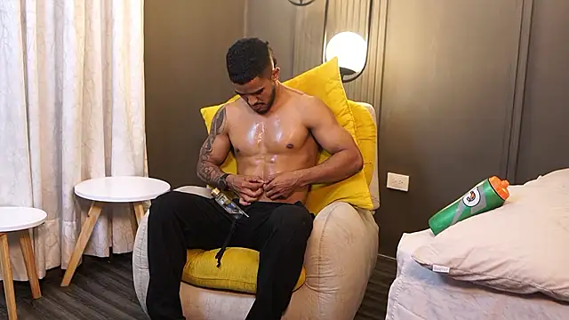 Snapshot of Reik_Vonn chatting on February 2026 12:36:01 PM Reik Vonn online show from February 2026 12:36:01 PM