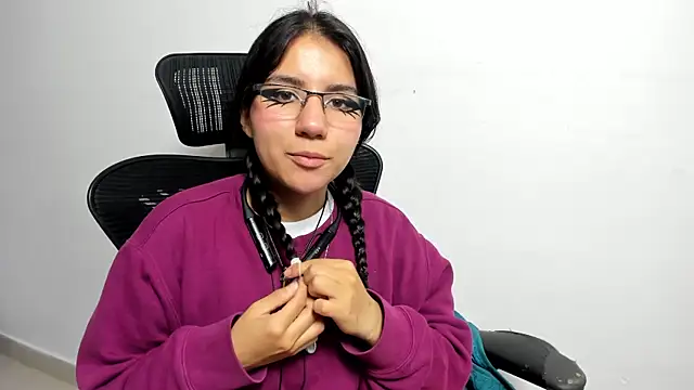 HollyPeach online show from November 2025 07:52:02 PM