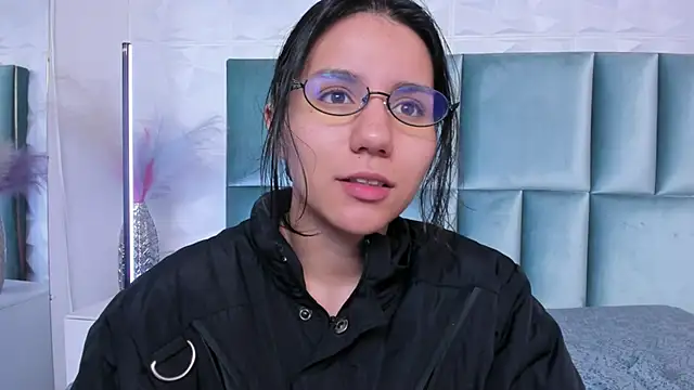 Snapshot of HollyPeach chatting on June 2026 06:41:01 AM HollyPeach online show from June 2026 06:41:01 AM