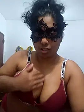 Expose Queen online show from May 2026 04:37:01 PM