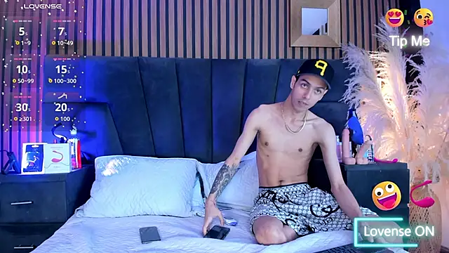 DerryAndIzzy online show from December 2025 04:51:01 AM