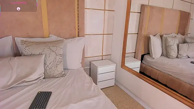 lyrabellini online show from November 2025 11:43:02 AM