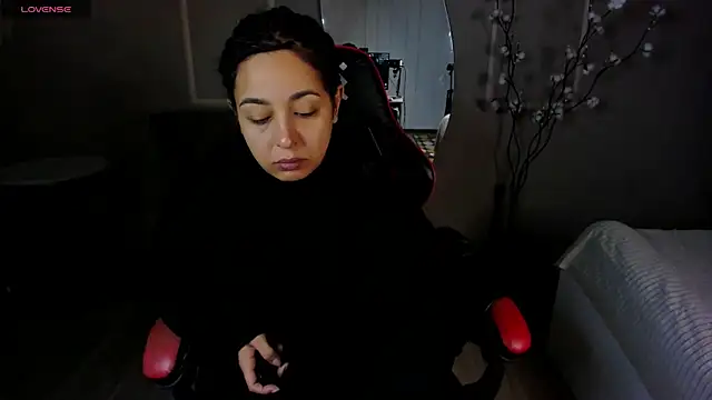 Aisha Goldstein online show from November 2025 05:46:01 AM