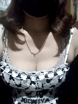 YiyinLy online show from October 2025 12:05:02 PM