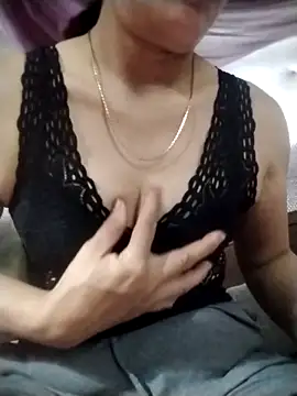 YiyinLy online show from November 2025 11:23:02 AM