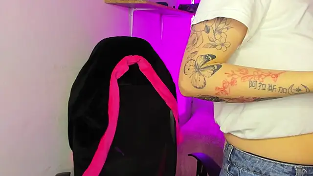 Emily Lindey online show from December 2025 11:26:02 AM