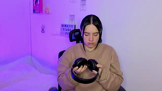 Emily Lindey online show from March 2026 06:51:02 AM