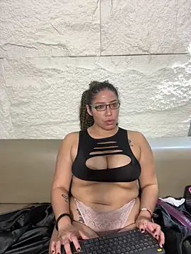 Yvonny27 online show from November 2025 01:02:01 PM