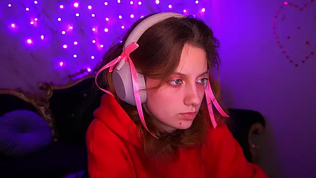 CuteeFoxy online show from February 2026 02:18:01 PM