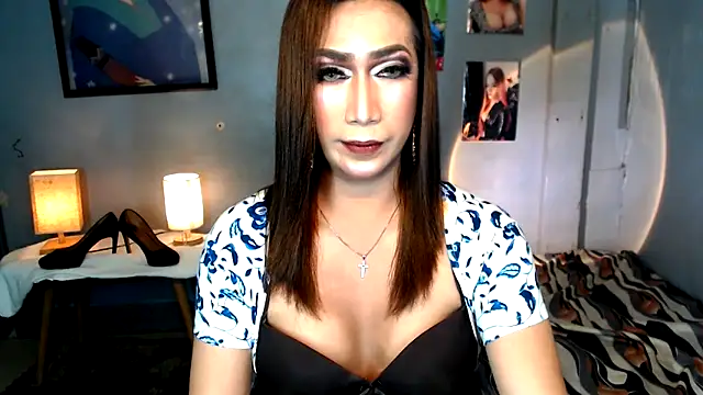 Snapshot of littleredbunny27 chatting on June 2026 10:43:02 AM littleredbunny27 online show from June 2026 10:43:02 AM